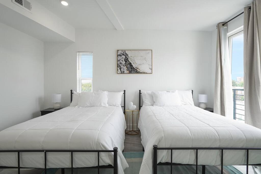 Enjoy Skyline Views From Private Roofdeck!