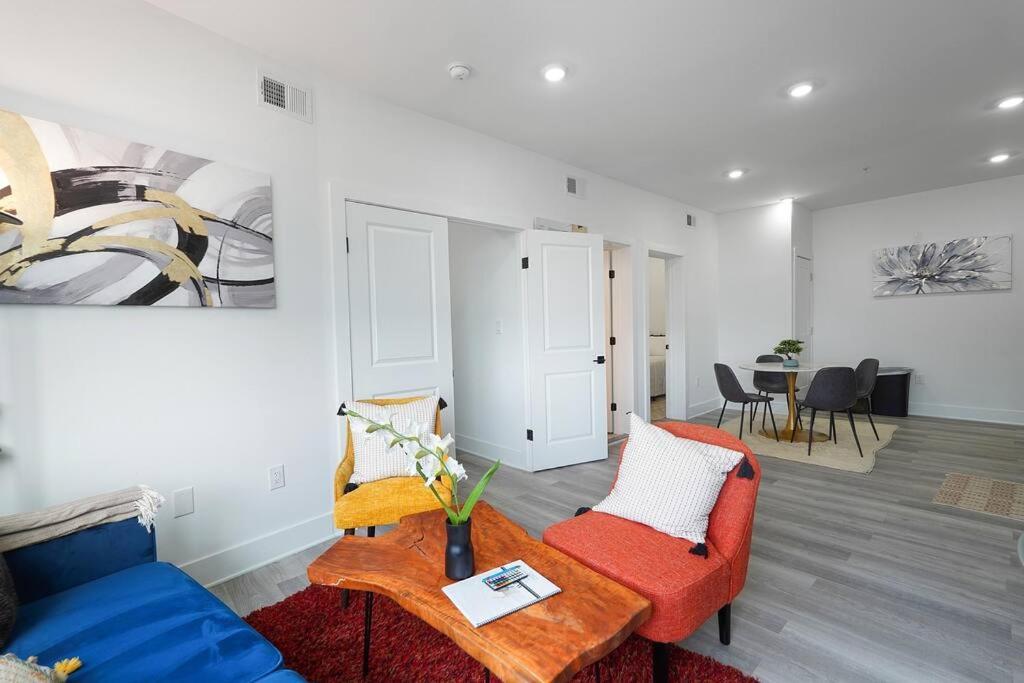 Enjoy Skyline Views From Private Roofdeck! *