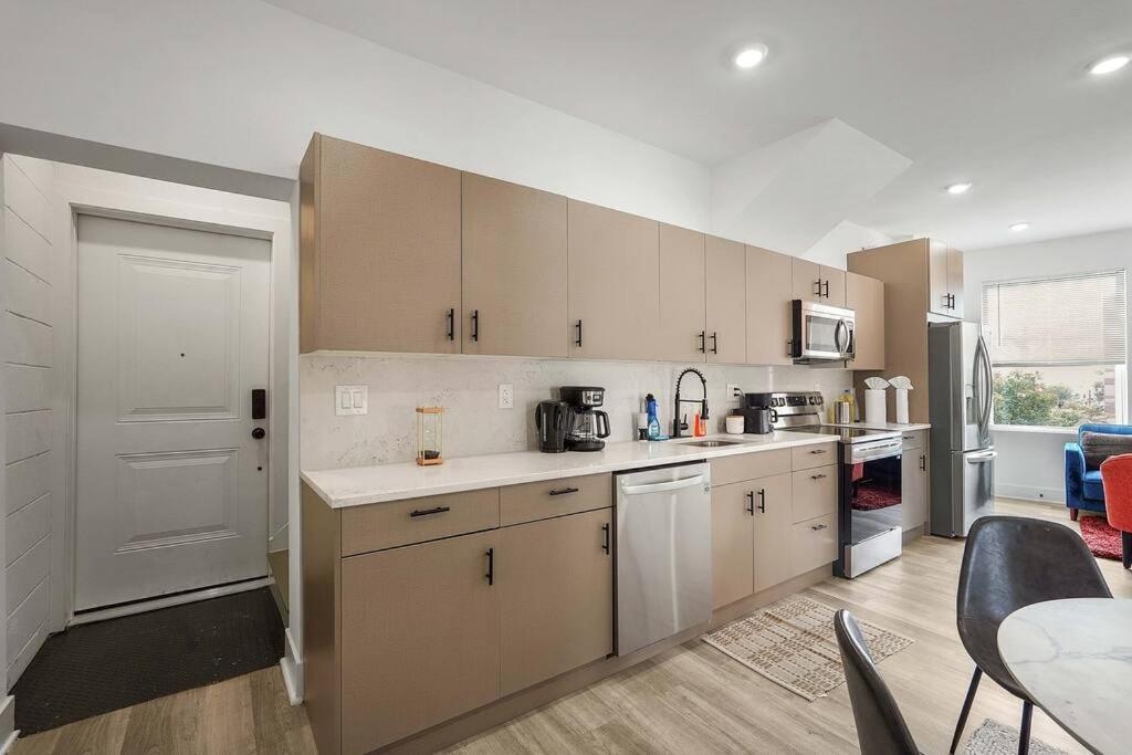 Enjoy Skyline Views From Private Roofdeck! *