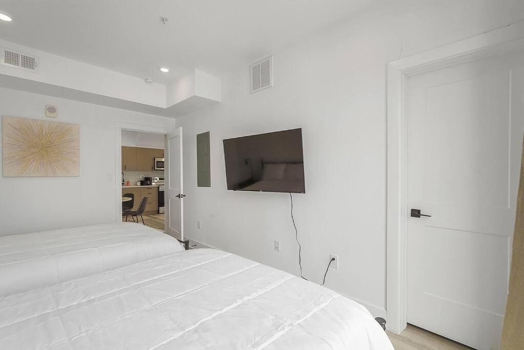 Enjoy Skyline Views From Private Roofdeck! Washington
