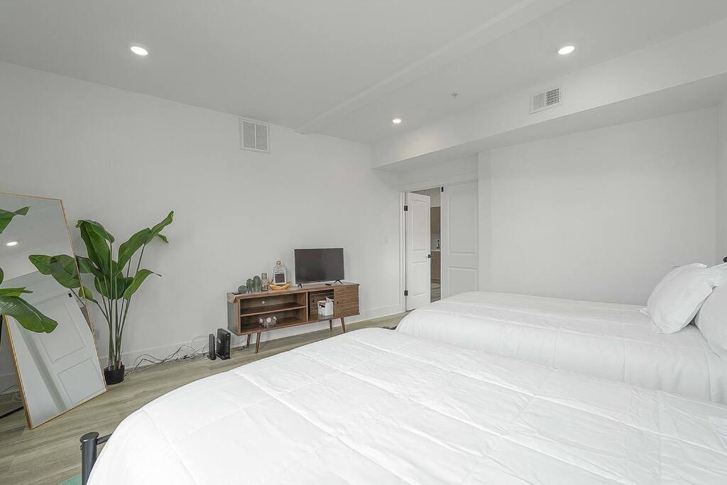 Enjoy Skyline Views From Private Roofdeck! * Washington