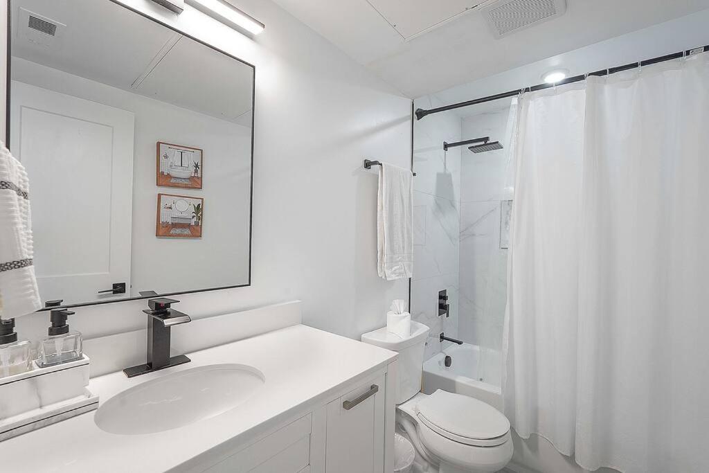 Enjoy Skyline Views From Private Roofdeck! Washington