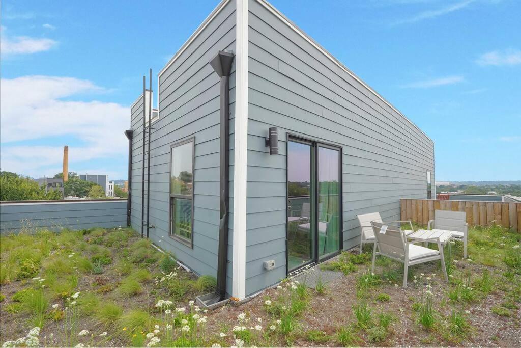 Enjoy Skyline Views From Private Roofdeck! *